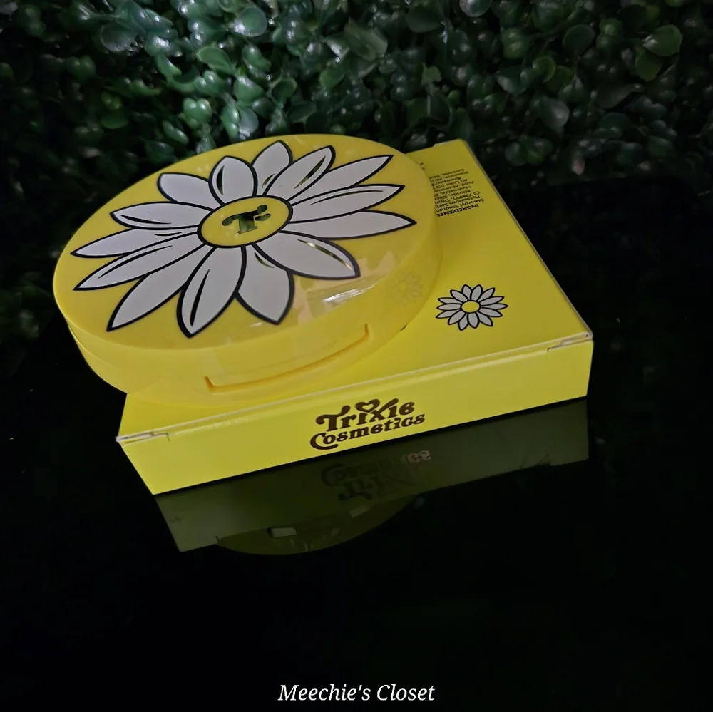 Trixie Cosmetics Flower Power Bronzer Groovy Gardenia NIB Authentic 2136A​